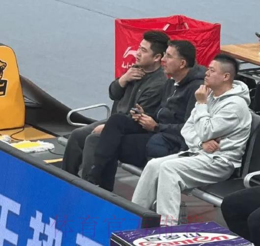 新疆溃败做重大改变！格兰观战，全队上场供考察，急需改变攻守！